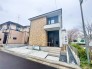 周囲と調和した外観デザイン。建物の両隣との統一感があり、街並みに溶け込む美しい佇まいです。環境に配慮したデザインで、地域の景観を損なわずに、快適な住環境を提供します。
