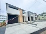 周囲と調和した外観デザイン。建物の両隣との統一感があり、街並みに溶け込む美しい佇まいです。環境に配慮したデザインで、地域の景観を損なわずに、快適な住環境を提供します。
