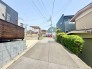 東側に面した道路があり自然光が豊富で明るい環境。穏やかな風が心地よく通り、快適な生活空間を演出。周辺環境も充実し、安心して暮らせる場所です。

