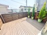 お子さまの水遊びや家族でのBBQにぴったり！外からの視線が気になりにくい、安心のウッドデッキで、のびのびとおうち時間を楽しめます。