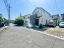北側に面した道路があり静かな環境です。穏やかな風が心地よく通り、快適な生活空間を演出。周辺環境も充実し、安心して暮らせる場所です。
