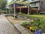 四季折々の花が植えられており緑豊かな環境です。お子様ののびのび育てる事が可能です！