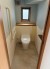 手すり付きトイレは、安心して利用できるバリアフリー設計。高齢者や身体的に不自由な方にも配慮し、安全で快適なトイレ空間を提供します。
