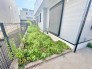 庭スペースが広がる、自然と調和した癒しの空間。季節の移ろいや植物の息づかいを感じながら、ガーデニングの楽しみも満喫できる、心安らぐ場所です。
