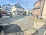 北側に面した道路があり静かな環境です。穏やかな風が心地よく通り、快適な生活空間を演出。周辺環境も充実し、安心して暮らせる場所です。
