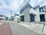 西側に面した道路があり自然光が豊富で明るい環境。穏やかな風が心地よく通り、快適な生活空間を演出。周辺環境も充実し、安心して暮らせる場所です。
