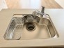 使い勝手が良い大型シンク。料理が楽しくなる広々とした作業スペースで、家事もストレスフリーです。
