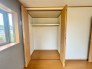 収納に便利な棚付きクローゼット。洋服や小物を整理整頓しやすく、使い勝手が良く広々とした空間で、快適な生活を実現します。
