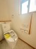 手すり付きトイレは、安心して利用できるバリアフリー設計。高齢者や身体的に不自由な方にも配慮し、安全で快適なトイレ空間を提供します。
