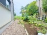庭スペースが広がる、自然と調和した癒しの空間。季節の移ろいや植物の息づかいを感じながら、ガーデニングの楽しみも満喫できる、心安らぐ場所です。
