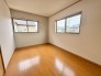穏やかな光が差し込む北側洋室。窓からの景色が心を癒し、静寂な空間でリラックスでき読書や趣味にぴったりの場所です。
