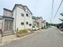 北側に面した道路があり静かな環境です。穏やかな風が心地よく通り、快適な生活空間を演出。周辺環境も充実し、安心して暮らせる場所です。
