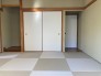 床の間は日本の伝統美が漂います。押入は古き良き日本の暮らしを彷彿とさせる、使い勝手の良い収納スペースとなっています。
