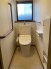 手すり付きトイレは、安心して利用できるバリアフリー設計。高齢者や身体的に不自由な方にも配慮し、安全で快適なトイレ空間を提供します。
