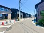 周囲と調和した外観デザイン。建物の両隣との統一感があり、街並みに溶け込む美しい佇まいです。環境に配慮したデザインで、地域の景観を損なわずに、快適な住環境を提供します。
