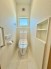 手すり付きトイレは、安心して利用できるバリアフリー設計。高齢者や身体的に不自由な方にも配慮し、安全で快適なトイレ空間を提供します。
