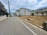 2号地 北側に面した道路があり静かな環境です。穏やかな風が心地よく通り、快適な生活空間を演出。周辺環境も充実し、安心して暮らせる場所です。
