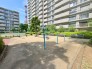 共用部には公園もありいつでもお子様を遊ばせる事が出来ます。わざわざ公園まで歩かなくても敷地内にあるのは便利ですよね。