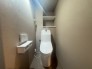 トイレ収納完備でクロスも汚れにくいタイプにリフォームしました！横からの明かりが落ち着いた空間を演出しています！