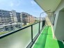 見晴らしのよいバルコニー。ガーデニングも可能で緑を楽しむことができます。バルコニーでアウトドア気分を味わいながら、リフレッシュする贅沢な時間を過ごせます。
