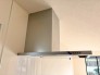 キッチンをスタイリッシュに見せるT型レンジフード。効率よく換気でき、見た目も美しく快適な調理空間をつくります。
