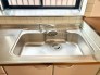 使い勝手の良い大型シンクで作業もスムーズ。広々としたスペースで、料理も家事もストレスなくこなせます。
