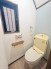 小窓のあるトイレは、自然光が入り明るく清潔感のある空間。温水洗浄便座も備わり、心地よく利用できます。
