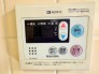 壁付けの給湯パネルは、ふろ予約や追い焚きもボタンひとつで簡単操作。シンプルなデザインで使いやすさに優れています。
