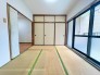 日中には柔らかな明るさが広がり、開放感の中でゆったりと寛いだ時間をお過ごしいただけます
