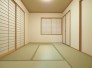 障子から柔らかな光が差し込む和室は、落ち着いた風情ただよう静かな空間。心がほっと安らぐ、癒しのひとときを過ごせます。
