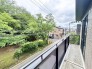 窓の外に広がる豊かな緑が、日々の暮らしに穏やかな安らぎと季節の移ろいを感じさせてくれます
