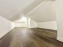 落ち着いた色調の床と白い壁が調和する、ゆったりとした広がりを感じさせる小屋裏収納です
