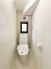 小窓のあるトイレは、自然光が入り明るく清潔感のある空間。温水洗浄便座も備わり、心地よく利用できます。

