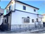 澄み渡る空の下、白壁に縁取られた住まいが穏やかな佇まいを見せています。静けさに包まれたこの場所で、心満たされる日々が始まります
