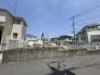 現況：解体中　穏やかな街並みに溶け込む、開放感のある敷地。新しい暮らしの可能性を自由に描ける、落ち着いた環境が整っています
