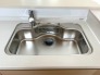 使い勝手の良い大型シンクで作業もスムーズ。広々としたスペースで、料理も家事もストレスなくこなせます。

