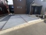 すっきりと整えられた駐車スペース。住まいの外観と調和し、日々の出入りをスムーズにします
