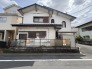 街角に佇む、どこか懐かしく親しみやすい外観。角地ならではの風通しの良さが、日々の暮らしを整えます
