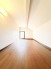 木目の温もりと壁面の余白が調和する小屋裏収納。必要なものを整理するだけでなく、静かな時を過ごす場所にも

