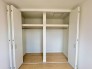 棚付きクローゼットで収納力も十分。洋服や小物をすっきり整理でき、広々とした空間で快適に暮らせます。
