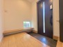 端正な色合いの建具と木目が調和する、すっきりと洗練された空間が帰宅した家族を迎えてくれます
