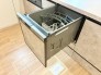 忙しい毎日を支えてくれるビルトイン食洗機。手間をかけずに洗浄でき、キッチン時間がぐっと快適になります。
