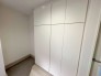 すっきりとした白が映える玄関収納は、余計な凹凸がなく空間に溶け込み、洗練された印象を与えます
