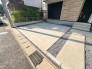 車の駐車スペースを2台分用意しました。すっきりとした佇まいで、生活の利便性を高めてくれます
