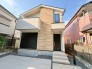 すっきりとしたフォルムと色合いが、周囲の街並みに自然と馴染む住まいです
