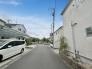 見通しの良い道路に面しており、周囲にはゆったりとした空気が流れる住みやすい街並みです

