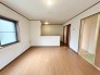 木目の温もりと清潔感のある壁面が調和し、家族が集うリビングにふさわしい落ち着いた空間です
