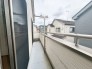 周囲と調和した静かな環境に佇むバルコニーです。風通しも良く、リフレッシュできる心地よい空間です
