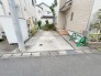 街並みに溶け込むシンプルな佇まい。駐車場を確保しており、毎日の快適な暮らしを支えてくれます
