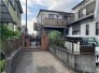 落ち着いた色調でまとめられた住まい。プライベート感のあるアプローチが、日々の帰宅を温かく迎えます
